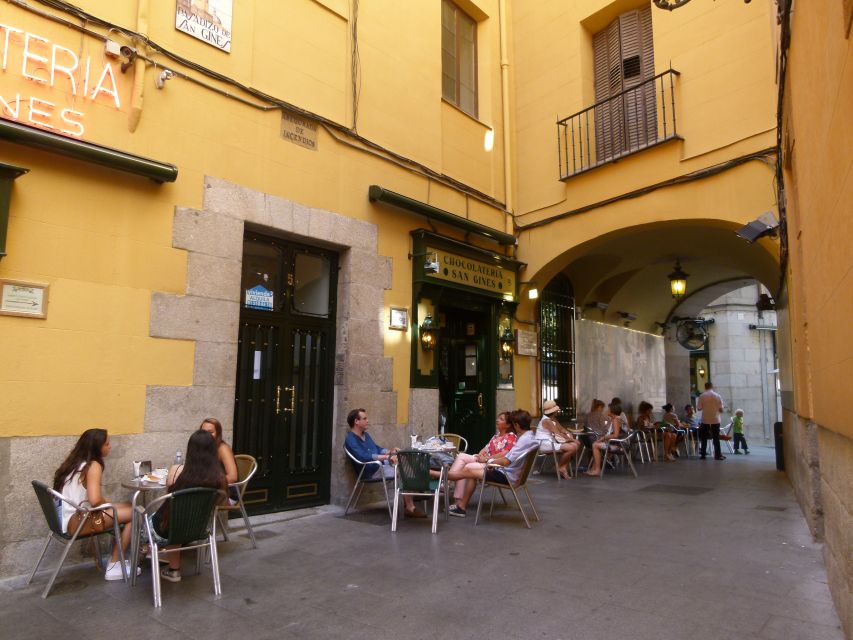 Madrid Historical Centre & Old Town Walking Tour in French - Almudena Cathedral and Madrid’s changing identity