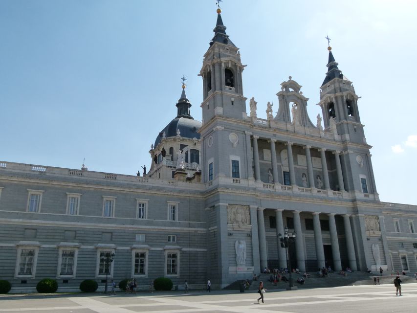 Madrid Historical Centre & Old Town Walking Tour in French - Plaza de la Villa and the medieval streets