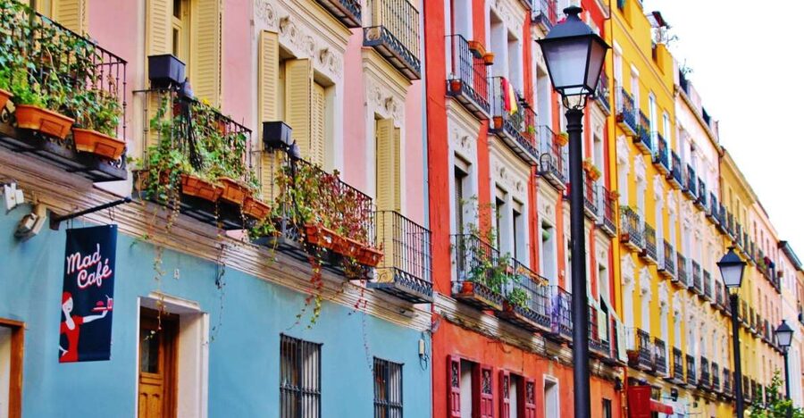 Madrid Historical Centre & Old Town Walking Tour in French - Small groups, private options, and the value of $33