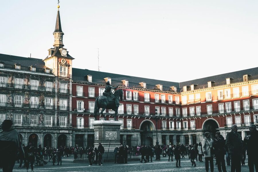 Madrid: Old Town & Poets District Guided Walking Tour - Group size, accessibility, and what to bring