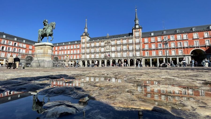 Madrid: Royal Palace Skip-the-Line Guided Tour - Plaza de Oriente and the palace approach