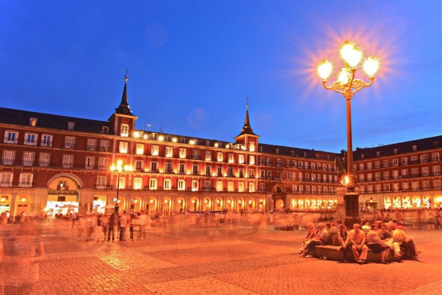 Madrid: Sunset Walking Tour with Optional Flamenco Show - What the guides add to the experience