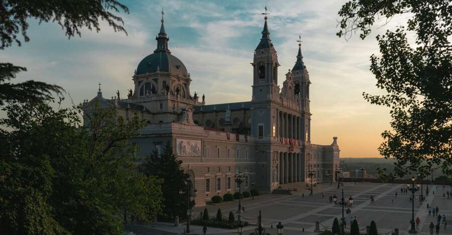 Madrid: Sunset Walking Tour with Optional Flamenco Show - San Miguel Market and time to pause