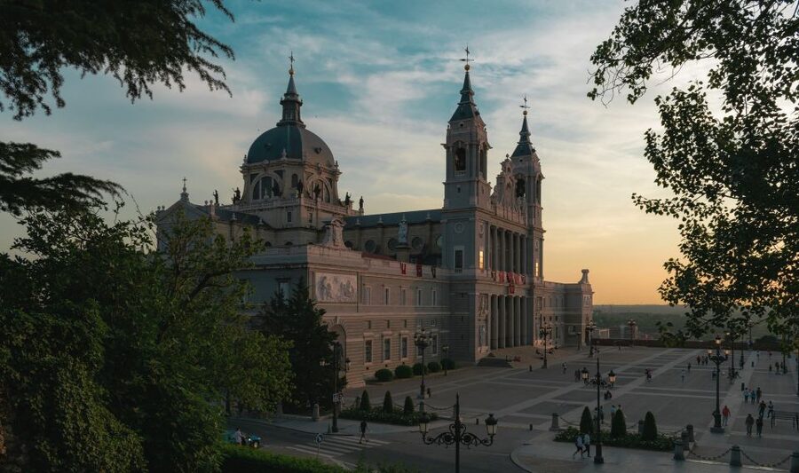Madrid: Sunset Walking Tour with Optional Flamenco Show - Choosing the flamenco show and dinner