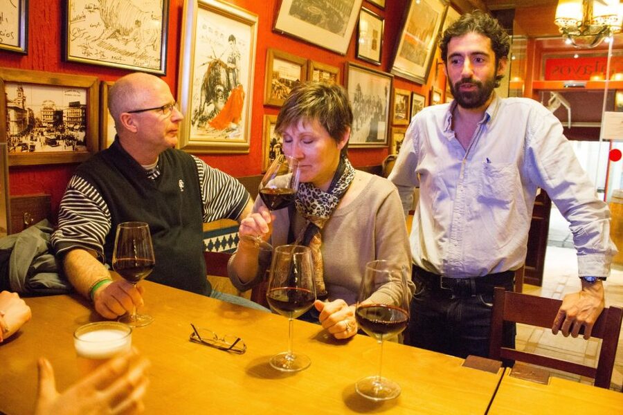 Madrid: Tapas & Wine Tasting Tour with Local Guide - Four old bars and one very good Madrid lesson