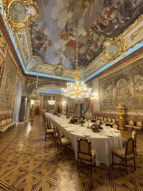 Madrid: Visit to the Royal Palace & Walking Tour of the City - Plaza de la Armería and the first palace views