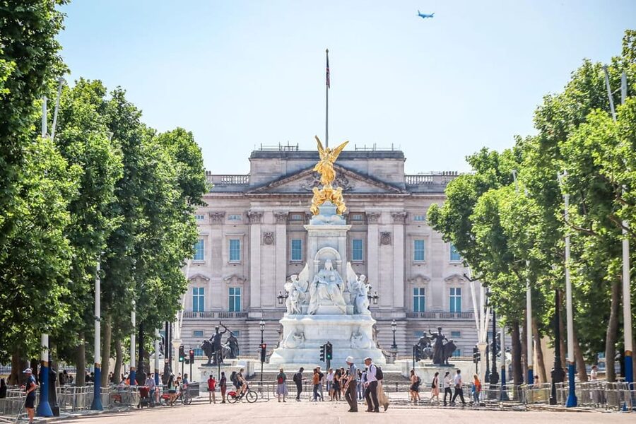 Madrid: Welcome to Madrid Guided Walking Tour in English - Guides who bring the history to life