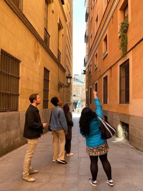 Madrid: Welcome to Madrid Guided Walking Tour - Meeting the guide at the Fountain of Orpheus