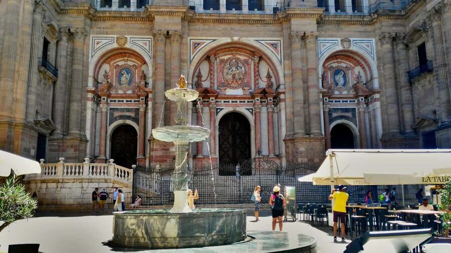 Málaga: 2h Walking Historical Tour–Art, Culture and Legends - What the $26 price gets you