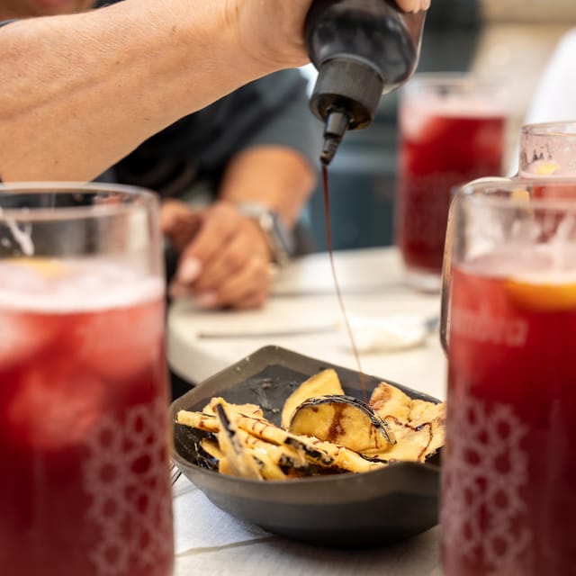 Malaga: Taste-of-Spain Walking Food Tour - Meeting at Calle Larios and entering the old center