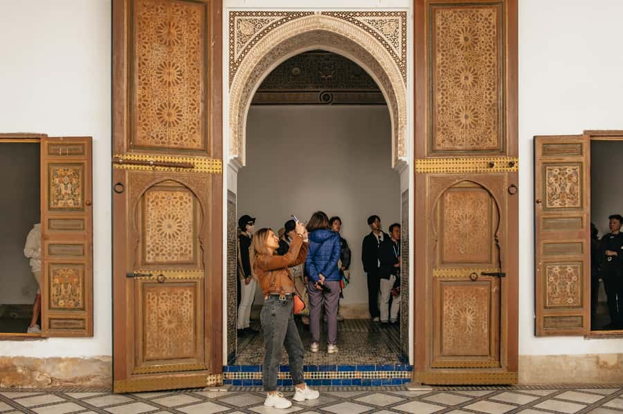 Marrakech: Saadian Tombs & Bahia Palace, Medina Guided Tour - The Saadian Tombs and the problem of the famous chamber