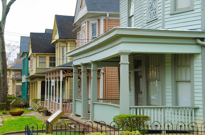 Martin Luther King Jr. History Walking Tour - The King Center and the final resting place