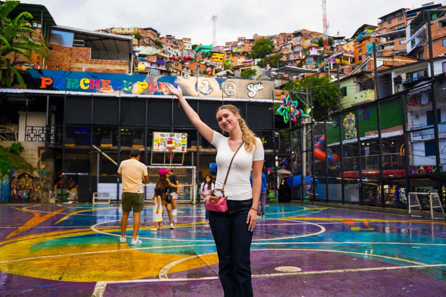 Medellín: Comuna 13 Tour with Snacks And Your Own Graffiti - The Comuna 13 experience in five useful points