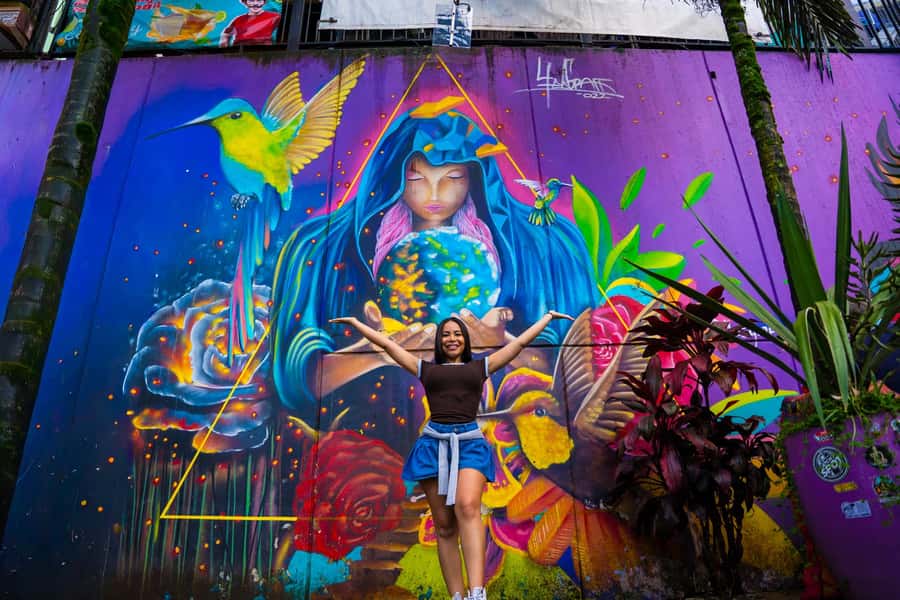 Medellín: Comuna 13 Tour with Snacks And Your Own Graffiti - A neighborhood story told on foot