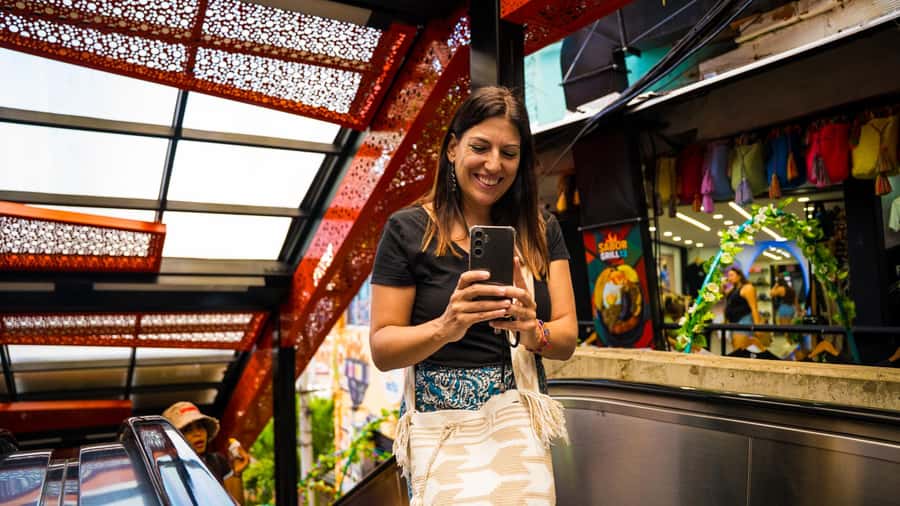Medellín: Comuna 13 Tour with Snacks And Your Own Graffiti - Breakdance in the middle of the route
