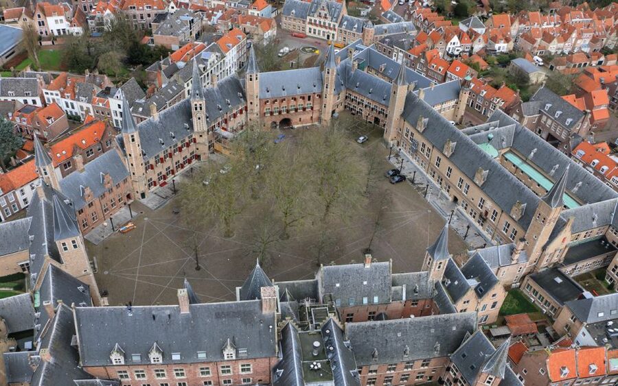Middelburg: Guided City Walking Tour - Meeting at the Markt and City Hall