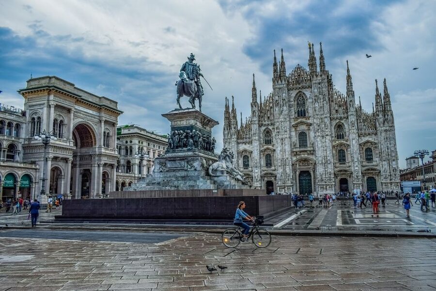 Milan by Night 2-Hour Walking Tour - What the guide adds to the experience