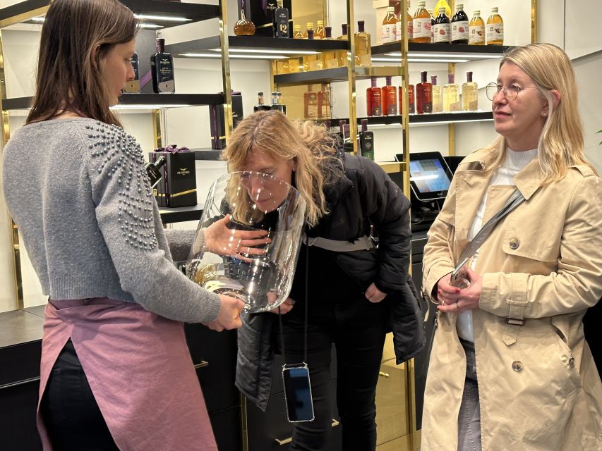 Milan: Guided Street Food Walking Tour with Food Tasting - Piazza Mercanti and the approach to the Duomo