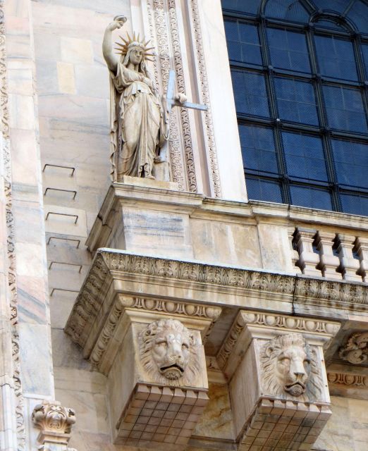 Milan: Private or Shared Essential Walking Tour - Reaching Sforza Castle and its powerful dukes