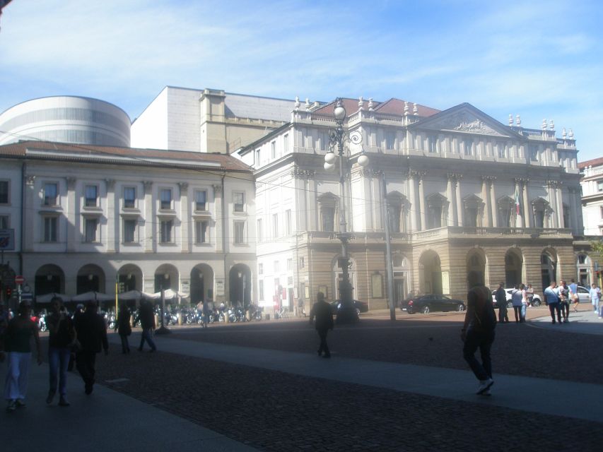 Milan: Private or Shared Essential Walking Tour - Reading Milan through its palaces
