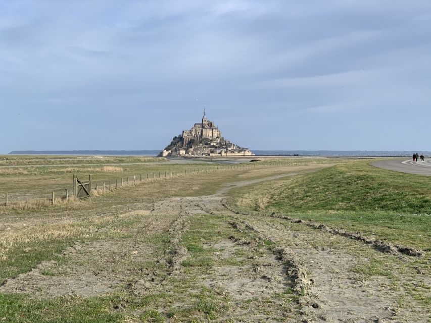 Mont Saint Michel: Walking Tour & Optional Abbey Ticket - The ramparts and the wide view over the bay
