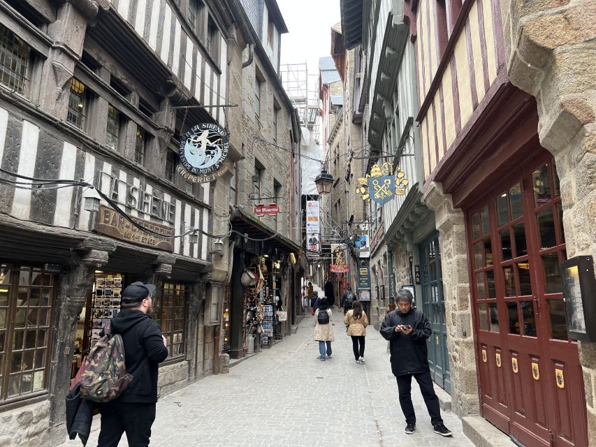 Mont Saint Michel: Walking Tour & Optional Abbey Ticket - Meeting the guide and crossing to the island