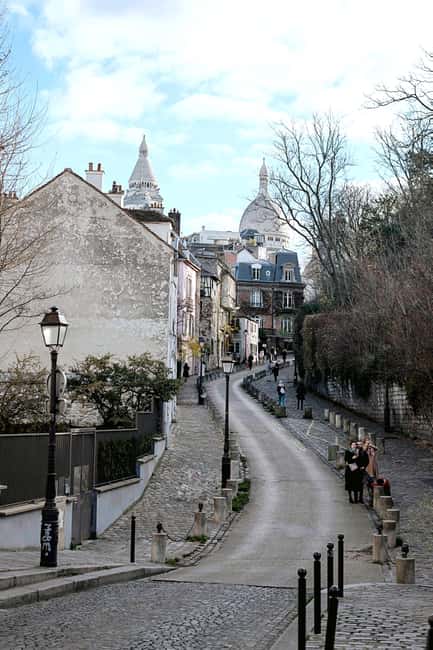 Montmartre for Art Lovers - Walking tour with Expert Guide - Place du Tertre and the busy heart of Montmartre