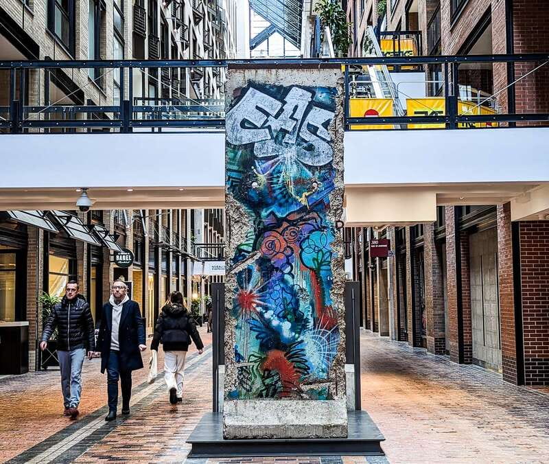 Montreal: RESO Underground City and Downtown Walking Tour - Starting Above Ground in Downtown Montreal