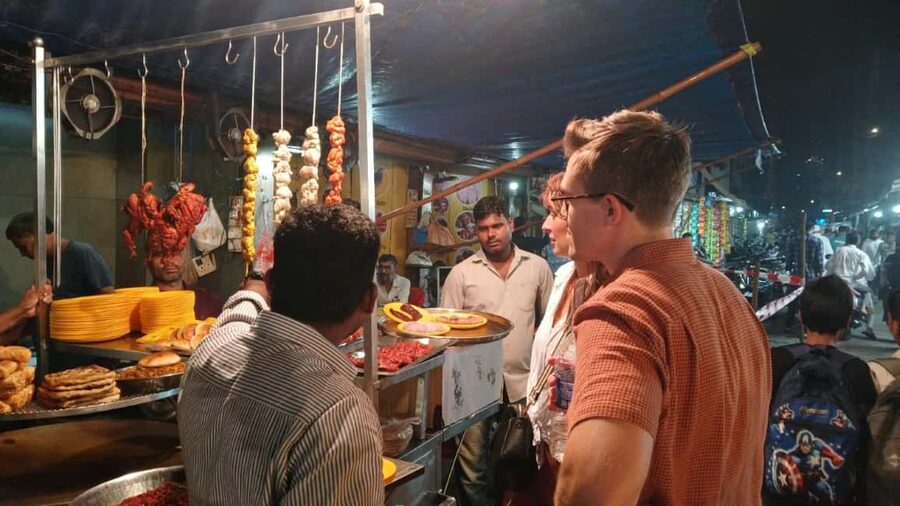 Mumbai Street Food Tour with Evening Bazaar Walk - A black cab ride into Bhuleshwar