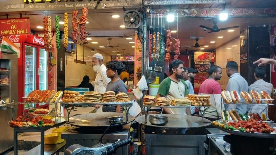 Mumbai Street Food Tour with Evening Bazaar Walk - Food and aromas around Minara Masjid