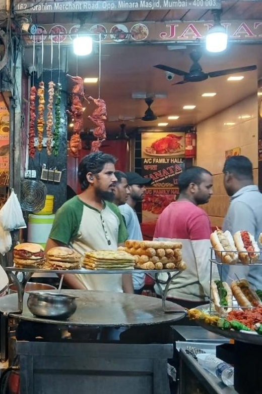 Mumbai Street Food Tour with Evening Bazaar Walk - Guide quality and group size
