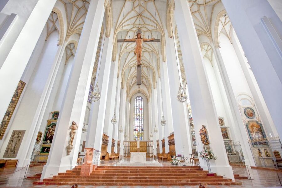 Munich: Old Town & Viktualienmarkt City Walk in German - Frauenkirche and Munich’s church-filled center