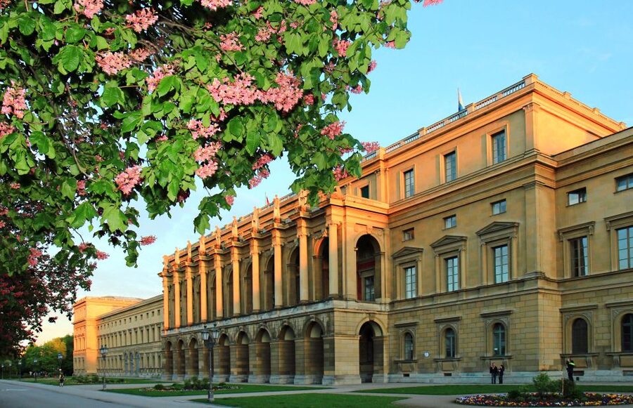 Munich: Walking Tour Old Town and Viktualienmarkt - Maximilianstraße and the city’s luxury side