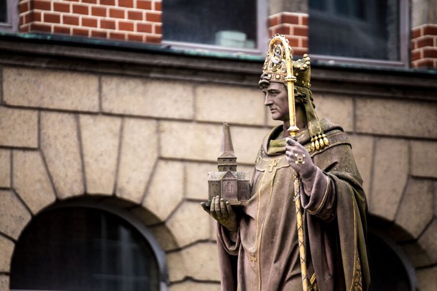 Mystical Hamburg - Walking Tour in German - Learning to read Hamburg’s signs and symbols