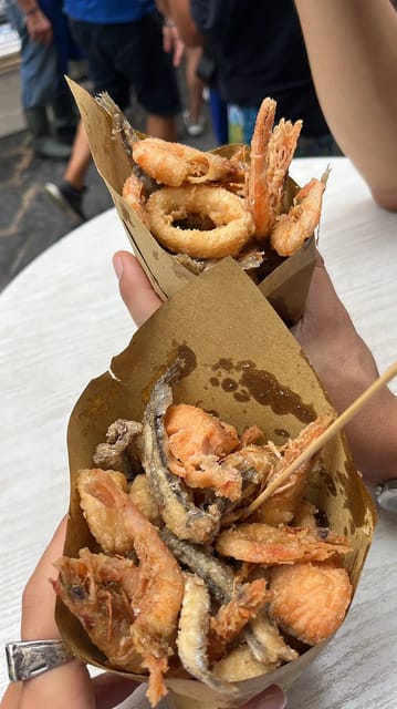 Naples: Street Food Experience With 6 Stops - Entering La Pignasecca Market