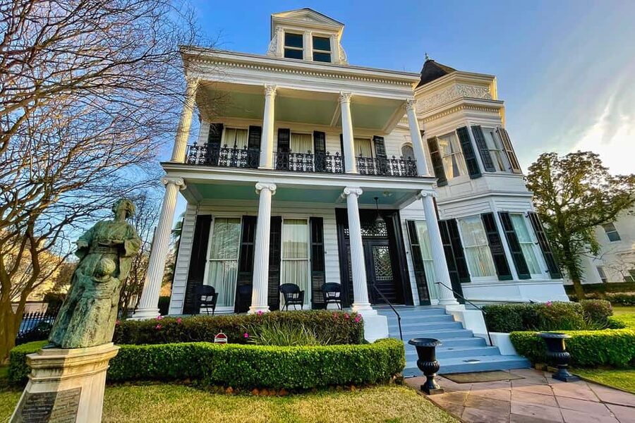 New Orleans: City and Cemetery Bus Tour Garden District Walk - Six useful things to know before booking