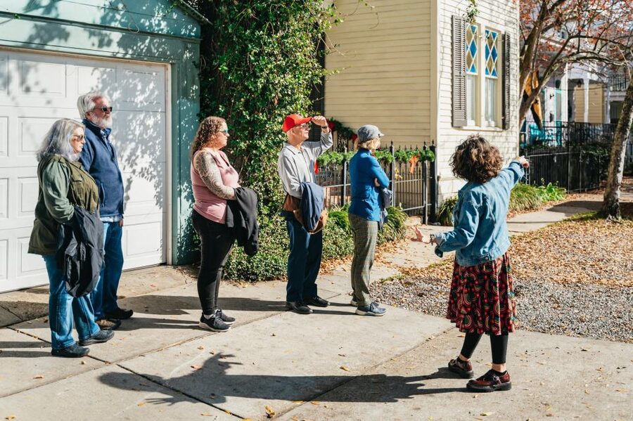 New Orleans: Garden District Guided Walking Tour - Lafayette Cemetery No. 1 and New Orleans burial customs