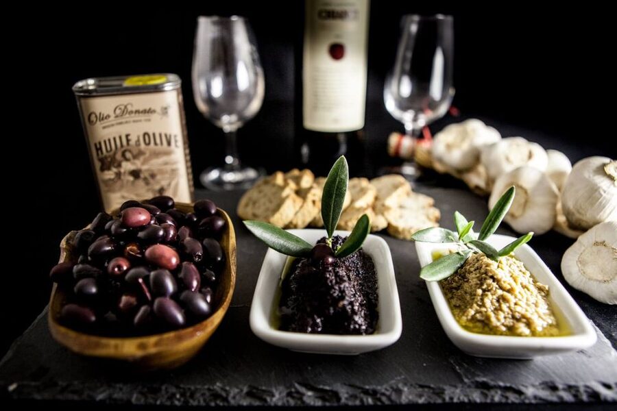Nice: Guided Food & Wine Walking Tour with Full Meal - Place Rossetti and the old town atmosphere