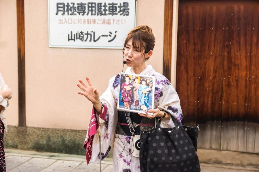 Night Walk in Gion: Kyoto's Geisha District - Walking Gion after sunset