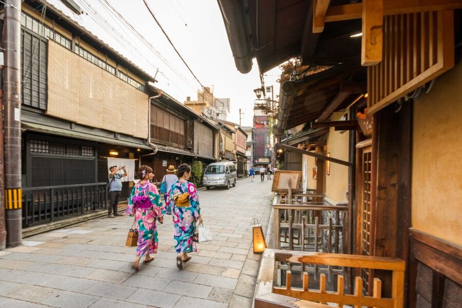 Night Walk in Gion: Kyoto's Geisha District - The important etiquette lesson
