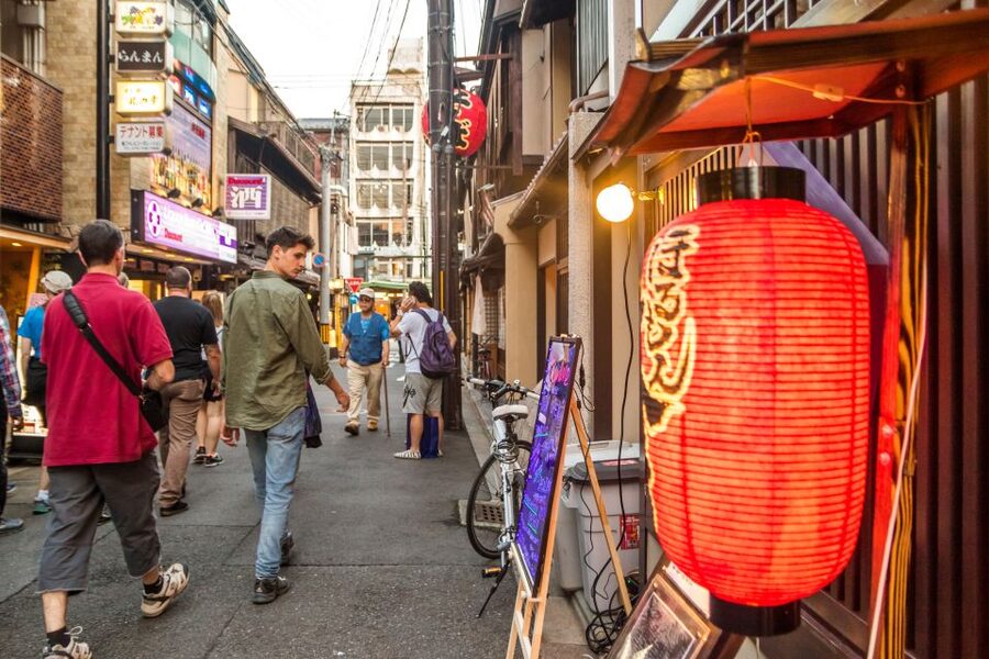 Night Walk in Gion: Kyoto's Geisha District - A closer look at the guide style