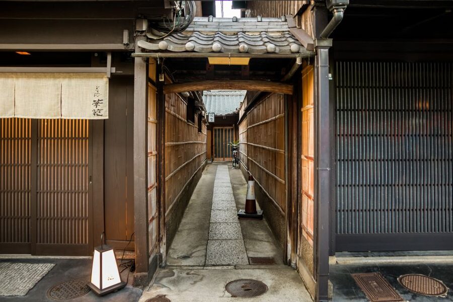 Night Walk in Gion: Kyoto's Geisha District - Is $21 a fair price?