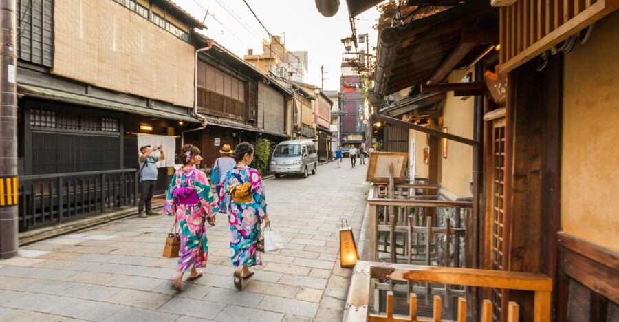 Night Walk in Gion: Kyoto's Geisha District - Understanding geiko and maiko