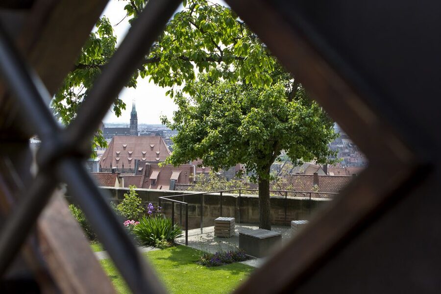Nuremberg: Old Town Guided Walking Tour - Old City Hall and the marks of changing power