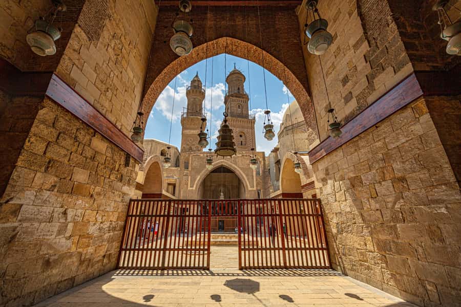 Old Cairo Guided Walk Tour: History, Culture & Street Bites - Al-Hussein Mosque, a spiritual pause before the market