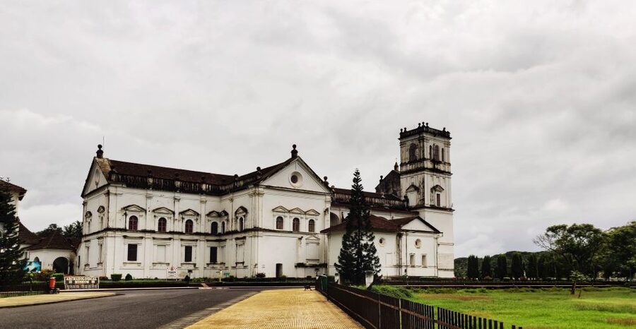 Old Goa: Walking Tour of Heritage Churches - Se Cathedral, one of the grand stops