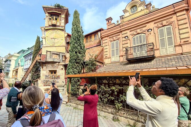 Old Tbilisi Highlights Walking Tour with Wine & 10 Tastings - A bakery stop with Georgian pastry