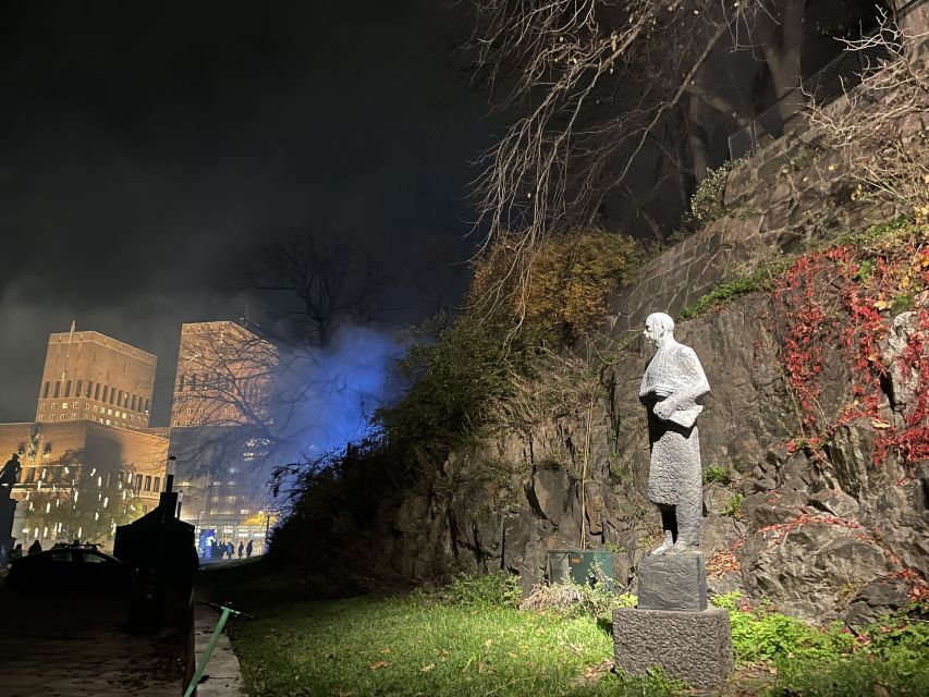 Oslo: Historic Myths & Legends Evening Walking Tour - Meeting the guide at City Hall