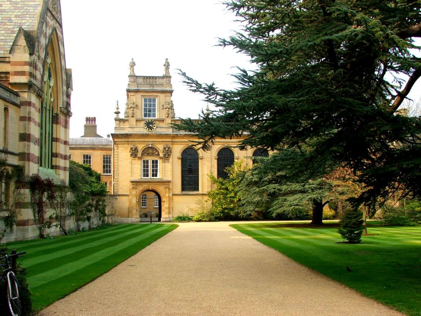 Oxford: Official University and City Walking Tour - College access, group size, and accessibility