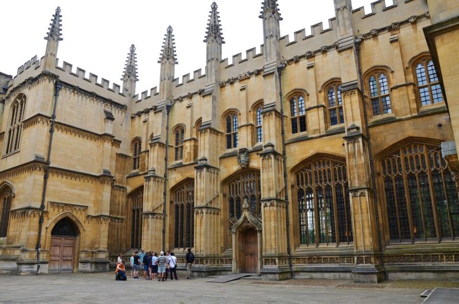 Oxford: University and City Walking Tour with Alumni Guide - Stories that make the stonework memorable